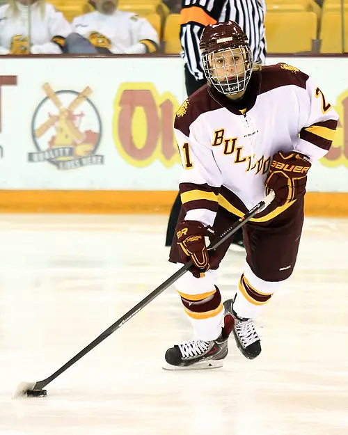 Lara Stalder UMD Bulldog #21 Lara Stalder (Dave Harwig)