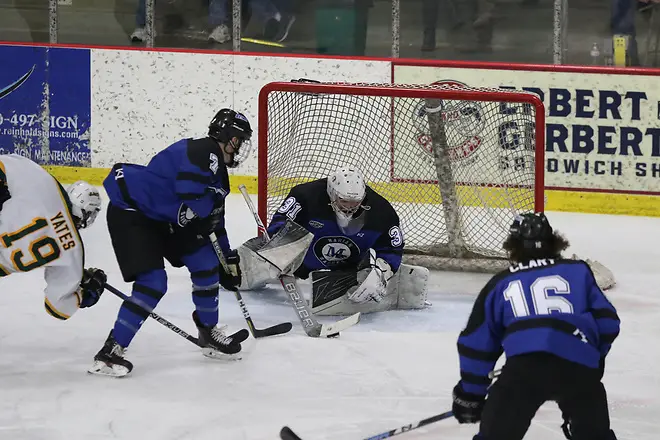 Hunter Vorva anchors Marian in net. Hunter Vorva anchors Marian in net. (Larry Radloff/Larry Radloff, d3photography.com)