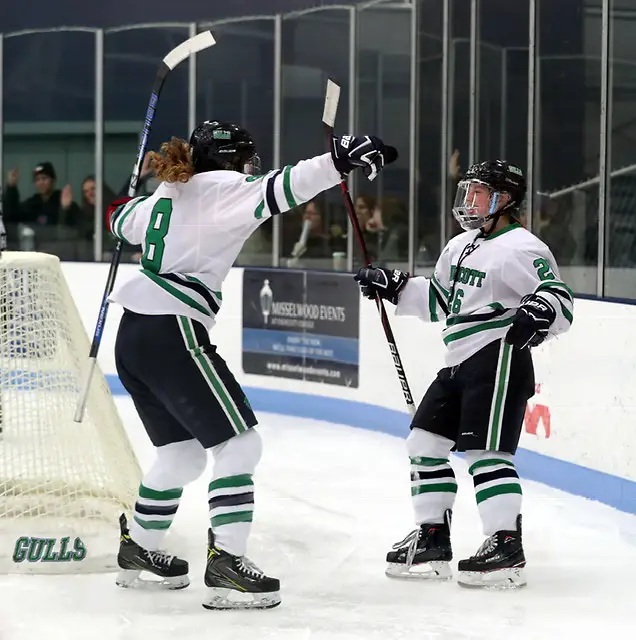 Ellen Carter (8) and Jillian Gibbs (26) of Endicott Ellen Carter (8) and Jillian Gibbs (26) of Endicott (David Le/Endicott College)