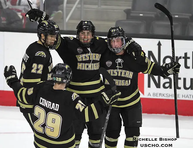 Photo By: Michelle Bishop Western Michigan beat Nebraska-Omaha 4-3 Friday night at Baxter Arena. (Photo by Michelle Bishop) (Michelle Bishop)